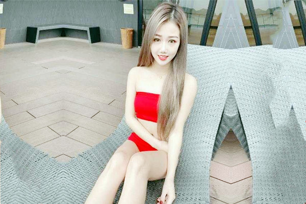 黑 丝 女 神 用火 辣 身 体 满 足 上 司 肉 棒